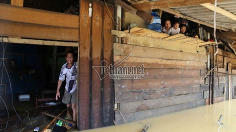 "Thủy điện xả lũ đúng quy trình" nhưng người dân vẫn trở tay không kịp (17/10/2016)