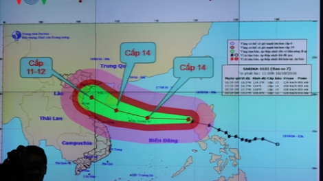 Bão số 7 với tên gọi quốc tế là Sarika đang di chuyển nhanh về đất liền nước ta với sức gió mạnh cấp 13, giật cấp 16 (Thời sự đêm 16/10/2016)