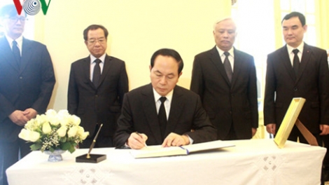 Chủ tịch nước Trần Đại Quang viếng Nhà Vua Thái Lan Bhumipol Adulyadej tại Đại sứ quán Vương quốc Thái Lan ở Hà Nội (Thời sự trưa 17/10/2016)
