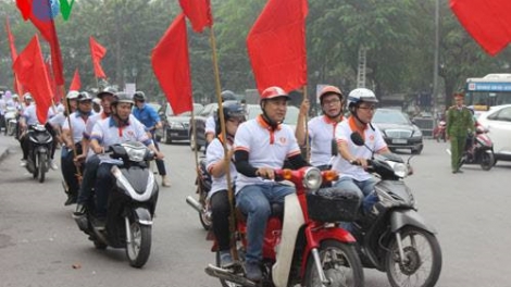 Lần đầu tiên nước ta triển khai Tháng hành động vì bình đẳng giới và phòng, chống bạo lực trên cơ sở giới, với chủ đề "Chung tay xóa bỏ bạo lực đối với phụ nữ và trẻ em gái" (Thời sự trưa 13/11/2016)