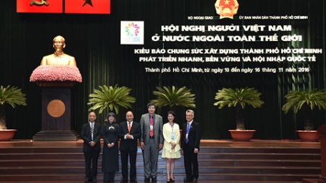 Thủ tướng Nguyễn Xuân Phúc dự Hội nghị người Việt Nam ở nước ngoài với chủ đề "Kiều bào chung sức xây dựng thành phố Hồ Chí Minh phát triển nhanh, bền vững và hội nhập quốc tế. (Thời sự chiều 12/11/2016)