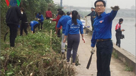 Phó Thủ tướng Vũ Đức Đam cùng 500 đoàn viên, thanh niên đã thu dọn cành cây, rác thải làm sạch môi trường khu vực hồ Linh Đàm, Hà Nội (Thời sự chiều 13/11/2016)