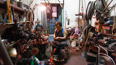 Người đàn ông ngồi xe lăn, chuyên sản xuất xe lăn cho người khuyết tật (4/11/2016)