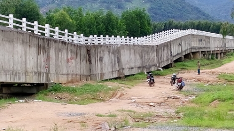 Cầu máng số 3 thuộc dự án thủy lợi Sông Dinh 3, huyện Hàm Tân, tỉnh Bình Thuận bị sập là do sai sót cả ở khâu thiết kế và thi công công trình. (Thời sự trưa 12/11/2016)