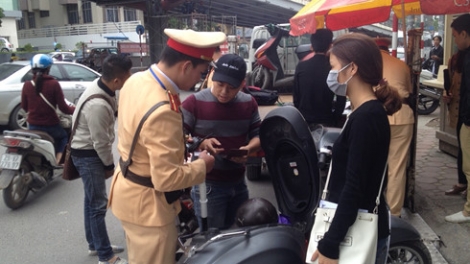 Nhiều ý kiến trái chiều xung quanh việc xử phạt xe máy không sang tên chính chủ (21/11/2016)