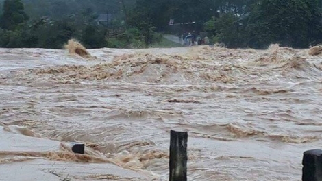 Đến nay, mưa lũ tại các tỉnh miền Trung đã làm 10 người chết, thiệt hại hàng nghìn héc ta lúa và hoa màu (Thời sự trưa 04/12/2016)