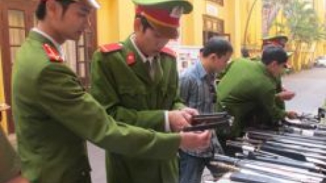 Xiết chặt quản lý người sử dụng vũ khí, công cụ hỗ trợ (29/12/2016)