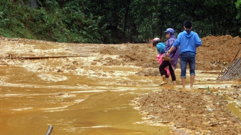 Thủ tướng chính phủ có công điện yêu cầu các địa phương tập trung mọi nguồn lực giúp dân khắc phục mưa lũ, sớm ổn định cuộc sống (Thời sự chiều 15/12/2016)