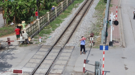 An toàn giao thông đường sắt: Hiểm họa tai nạn từ đường ngang dân sinh (26/12/2016)
