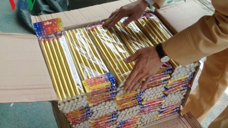 Cảnh sát giao thông chặn xe khách biển số tỉnh Hải Dương chở gần 100kg pháo (Thời sự đêm 18/12/2016)