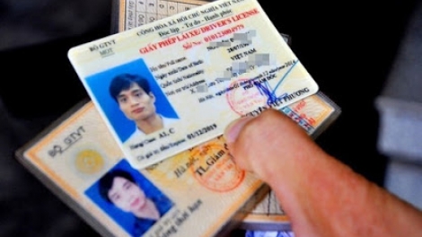 Theo Bộ Tư pháp, điều 57 - Thông tư 58 của Bộ giao thông vận tải buộc người dân chuyển đổi giấy phép lái xe từ giấy bìa sang vật liệu nhựa cứng là “không có cơ sở pháp lý” (1/12/2016)