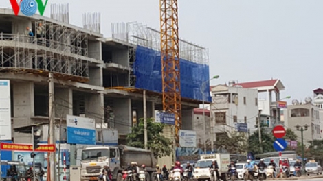 Ùn tắc giao thông nghiêm trọng tại Hà Nội và thành phố Hồ Chí Minh do những khu đô thị mới mọc lên ồ ạt trong nội đô(27/12/2016)