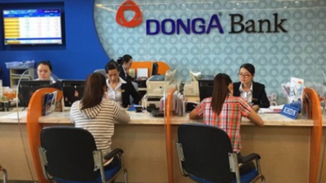 Ngân hàng Nhà nước khẳng định sẽ bảo vệ quyền lợi người gửi tiền tại Ngân hàng Đông Á sau khi cơ quan công an khởi tố một số cán bộ nguyên lãnh đạo Ngân hàng này (Thời sự chiều 11/12/2016)
