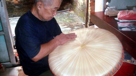 Con đường phục hồi nghề làm nón làng Chuông (12/12/2016)
