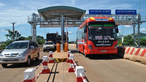 Bộ Giao thông Vận tải kiến nghị giảm thời gian thu phí đường bộ ở hàng loạt dự án (Thời sự đêm 24/12/2016)