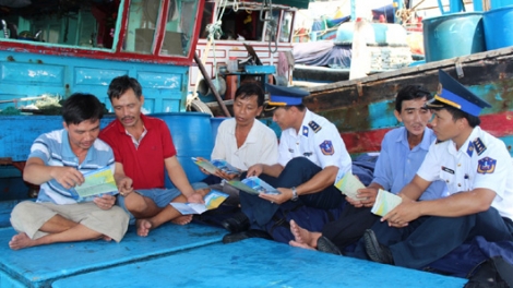 Bộ Tư lệnh vùng Cảnh sát biển 3 tăng cường tuyên truyền phổ biến pháp luật cho ngư dân (2/12/2016)