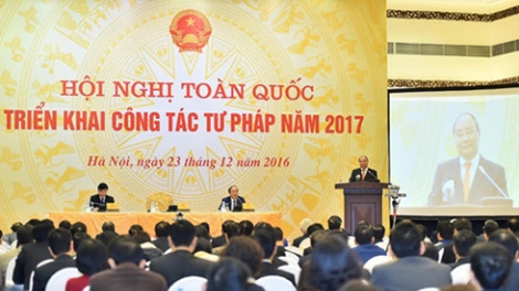 Thủ tướng Nguyễn Xuân Phúc yêu cầu, một trong những nhiệm vụ quan trọng nhất của ngành Tư pháp là phải làm tốt khâu thẩm định luật, "chống lợi ích nhóm" trong xây dựng, thiết kế pháp luật (Thời sự chiều 23/12/2016)