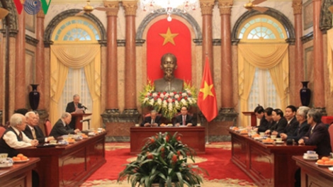 Chủ tịch nước Trần Đại Quang gặp mặt Đoàn đại biểu Ban Liên lạc cựu chuyên gia Việt Nam giúp cách mạng Campuchia (Thời sự trưa 14/12/2016)