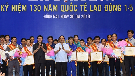 Nói chuyện với 3.000 công nhân các tỉnh phía Nam, Thủ tướng Nguyễn Xuân Phúc khẳng định sẽ có nhiều chính sách giúp cải thiện đời sống người lao động và mong muốn đội ngũ công nhân có ý chí và rèn luyện tay nghề hơn nữa. (Thời sự chiều 30/4/2016)
