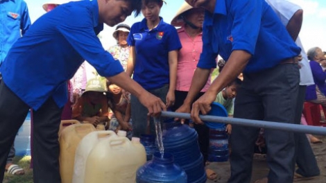 Trung ương Đoàn Thanh niên cộng sản Hồ Chí Minh phát động Chương trình “Nước ngọt nghĩa tình” và hỗ trợ máy lọc nước cho người dân vùng hạn, mặn Đồng bằng sông Cửu Long (Thời sự chiều 24/4/2016)