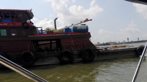 Rạng sáng nay, một chiếc sà lan bị đứt dây lai dắt trôi tự do lao vào sà lan đang thi công cầu Ghềnh (Thời sự đêm 24/4/2016)