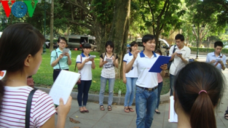 Nhóm các bạn trẻ dạy tiếng Anh miễn phí tại không gian mở ngoài trời (21/4/2016)
