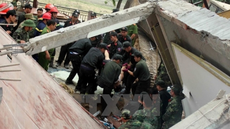 Đổ sập nhà 5 tầng tại thành phố Cao Bằng, vùi lấp 6 người khiến 3 người trong cùng gia đình thiệt mạng (Thời sự chiều 17/4/2016)