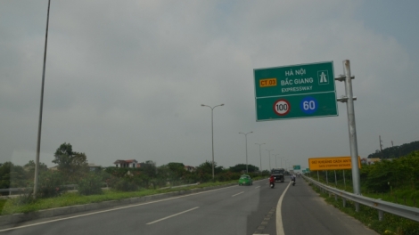 Bộ Giao thông Vận tải yêu cầu tháo dỡ toàn bộ biển báo hạn chế tốc độ 60km/h trên tuyến cao tốc Hà Nội – Bắc Giang. (Thời sự trưa 26/5/2016)