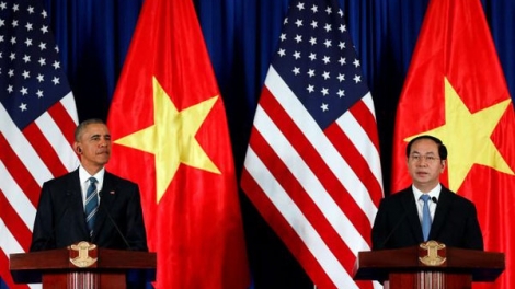 Chủ tịch nước Trần Đại Quang hội đàm với Tổng thống Mỹ Barack Obama. Nhân dịp này, Tổng thống Mỹ tuyên bố, Hoa Kỳ chính thức dỡ bỏ hoàn toàn lệnh cấm vũ khí sát thương đối với Việt Nam. (Thời sự đêm 23/5/2016)