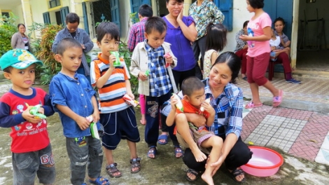 Trương Thị Loan, người phụ nữ tâm huyết phục hồi chức năng cho trẻ khuyết tật. (18/5/2016)