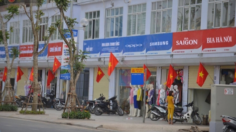 Đồng bộ hóa biển hiệu ở khu phố kiểu mẫu Lê Trọng Tấn (Hà Nội) đang gây tranh cãi về ranh giới giữa nề nếp văn minh đô thị và sự xơ cứng của mệnh lệnh hành chính. (13/5/2016)