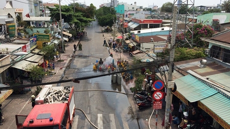 Trưa nay, một thanh niên có biểu hiện ngáo đá lao vào cửa hàng bán bình ga ở thành phố Hồ Chí Minh châm lửa tự sát và đã tử vong. (Thời sự chiều 14/5/2016)