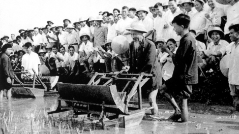 Học tập tấm gương chủ tịch Hồ Chí Minh- nói đi đôi với làm (19/5/2016)