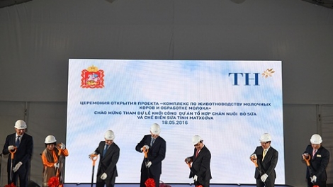 Thủ tướng Nguyễn Xuân Phúc dự Lễ khởi công Dự án Tổ hợp chăn nuôi bò sữa và chế biến giai đoạn 1 của Tập đoàn TH tại Moskva. (Thời sự chiều 18/5/2016)