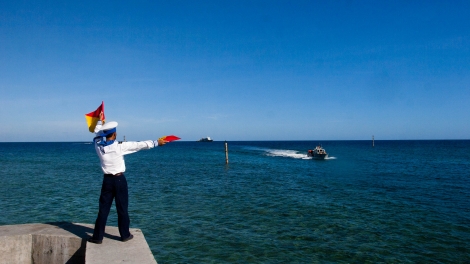 Nhà thơ Nguyễn Thị Hồng Diệu chia sẻ về tình yêu đặc biệt dành cho biển đảo và những người lính Trường Sa. (05/5/2016)