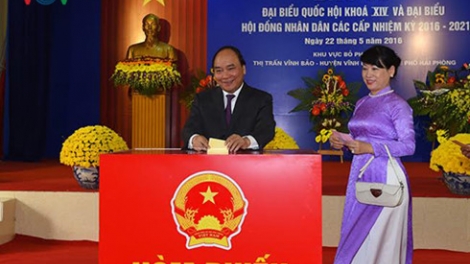 Thủ tướng Nguyễn Xuân Phúc bỏ phiếu bầu cử tại Vĩnh Bảo, Hải Phòng. (Thời sự trưa 22/5/2016)