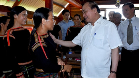 Thủ tướng Nguyễn Xuân Phúc thăm hỏi bà con người dân tộc thiểu số tại tỉnh Đắc Lắc (Thời sự đêm 19/6/2016)