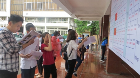 Trên 98% thí sinh trên cả nước hôm nay đồng loạt đến các điểm thi làm thủ tục dự thi kỳ thi trung học phổ thông quốc gia năm nay (Thời sự đêm 30/6/2016)