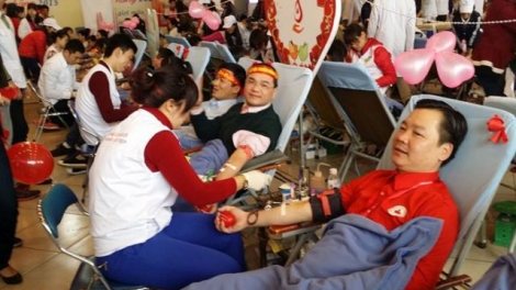 Tôn vinh 100 cá nhân hiến máu tiêu biểu nhân Ngày Thế giới tôn vinh người hiến máu với thông điệp “Hiến giọt máu đào – Trao đời sự sống” (Thời sự chiều 14/6/2016)