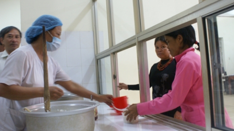 Người thành lập và gắn bó với Bếp ăn từ thiện tại Bệnh viện Ninh Sơn, Ninh Thuận suốt 8 năm qua (20/6/2016)