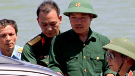 Phi công Nguyễn Hữu Cường, một trong hai phi công lái chiếc Su-30MK2 số hiệu 8585 gặp nạn đã về đất liền an toàn. (Thời sự chiều 15/6/2016)