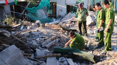 Phát hiện hàng trăm kíp nổ và lượng lớn bột nghi là thuốc nổ TNT ở hiện trường vụ nổ ở đảo Phú Quý. (Thời sự trưa 4/6/2016)