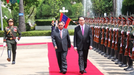 Chủ tịch nước Trần Đại Quang và Phu nhân cùng đoàn cấp cao nước ta đã tới Thủ đô Viêng Chăn bắt đầu chuyến thăm cấp Nhà nước Cộng hòa Dân chủ Nhân dân Lào (Thời sự trưa 12/6/2016)