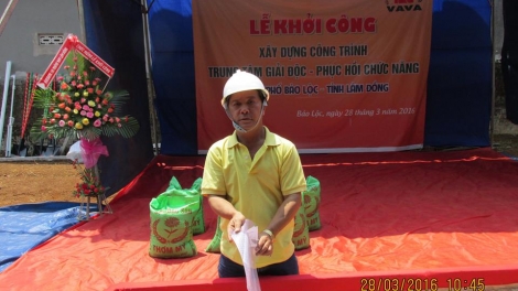 Nghị lực và tấm lòng nhân ái của một người dành cho con các nạn nhân chất độc da cam và trẻ em khuyết tật (15/7/2016)