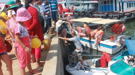 Khánh Hòa: Hàng loạt bè du lịch hoạt động trái phép trên biển. (31/7/2016)