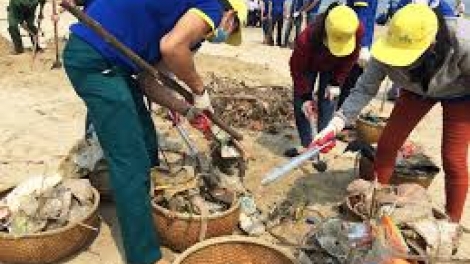 Trung ương Đoàn Thanh niên Cộng sản Hồ Chí Minh ra quân Ngày Chủ nhật xanh và Chiến dịch "Hãy làm sạch biển 2016" (Thời sự chiều 24/7/2016)