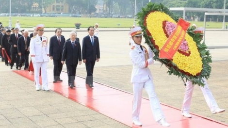 Nhân kỷ niệm 69 năm Ngày Thương binh liệt sỹ, sáng nay Lãnh đạo Đảng, Nhà nước tưởng niệm các Anh hùng liệt sỹ và vào Lăng viếng Chủ tịch Hồ Chí Minh. (Thời sự trưa 27/7/2016)