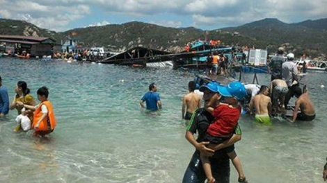 Hơn 300 du khách đã bị rơi xuống vịnh và 2 người tử vong trong vụ sập nhà hàng nổi ở Ninh Thuận. (Thời sự chiều 23/7/2016)