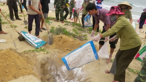Ngư dân Quảng Bình đề nghị được kiểm tra sức khỏe; đồng thời xác định thời hạn khắc phục môi trường, giải pháp hỗ trợ ngư dân sau vụ cá chết hàng loạt do chất thải độc hại của Formosa (Thời sự trưa 9/7/2016)