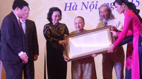 Gia đình cố nhạc sỹ Văn Cao chính thức trao tặng bản quyền tác phẩm Tiến quân ca cho Quốc hội Việt Nam (15/7/2016)